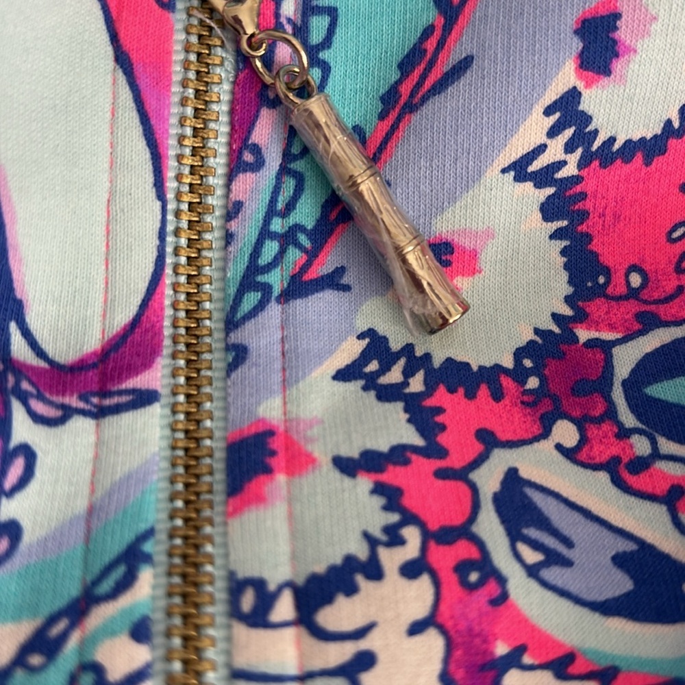 NWOT Lilly Pulitzer 1/4 zip Pullover with ruffle detail on hem. Sz XL - Picture 2 of 5